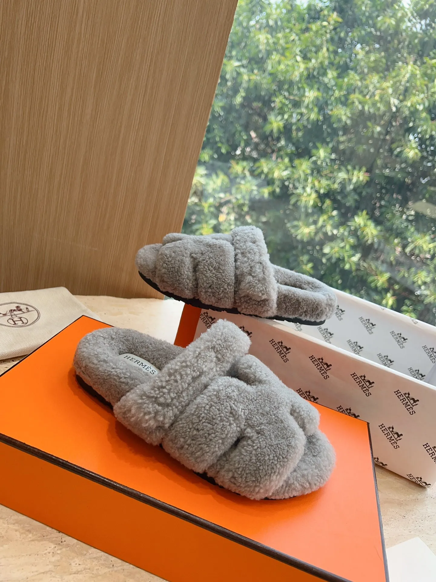 👟👟Ex-factory price 500👟👟 (Top version) Hermes Hermès Second Uncle Fur Slippers Can be made without standard: [Note: No standard needs to be customized] In 2024, the official website and Xiaohongshu will synchronize the latest color matching Hermès hot models, upgraded workmanship, high quality! Fashionable small wool H-slip autumn and winter style flat-soled wool mop. Fabric: Imported lamb's roll real wool. Lining: Imported lamb's roll real wool. Outsole: Genuine leather outsole. Size: 35-43, [Note: 41, 42, 43 customized]